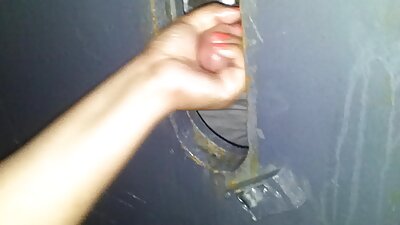 सिस्सी निक्की आइस एउटी कुकुरको आराधना गर्दै सिस्सी फगोट