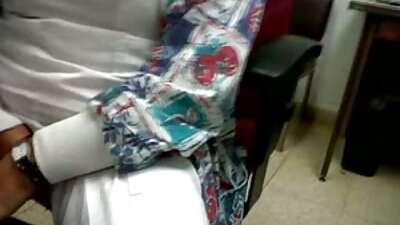BBW पत्नी मोजा र सस्पेन्डर लगाएकी बिल्ली देखाउँदै