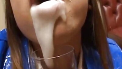 Hottie fucks र Blowjob र handjob एक डुङ्गा मा एक cockringed कुकुरलाई दिन्छ